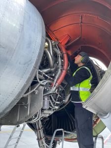 Mahdi Macbahi fixing plane engine